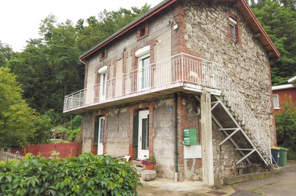Secteur campagne maison en pierres composée de 2 appartements au Chambon-Feugerolles